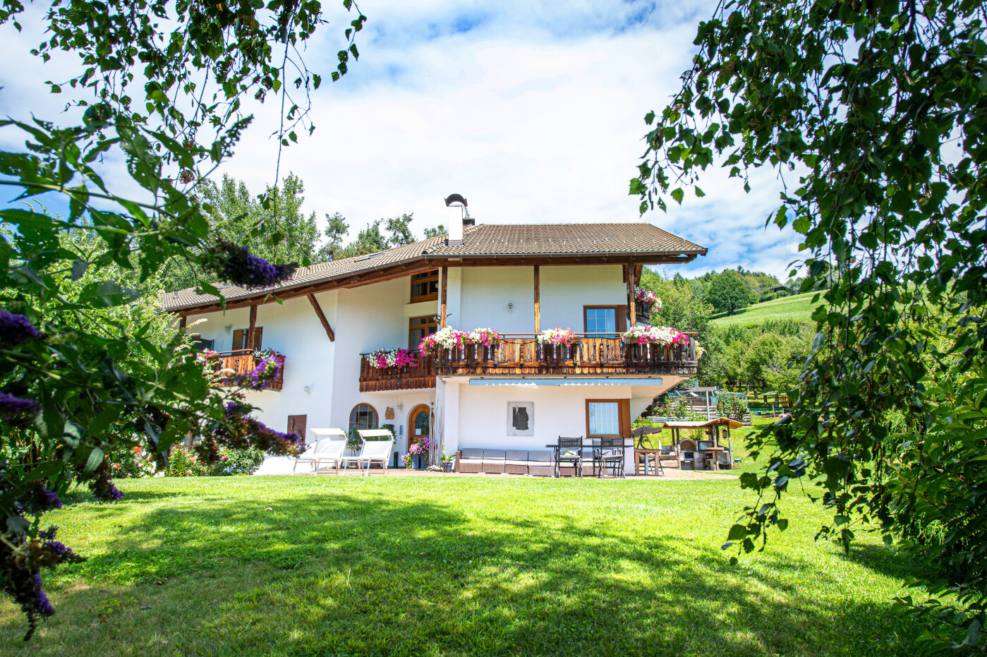 Haus zwischen Bäumen