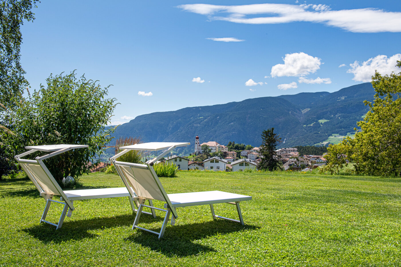 Liegestühle mit Dorfblick